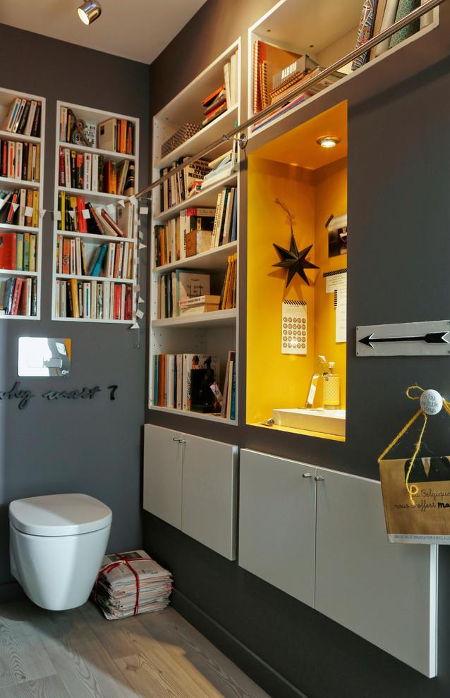 Источник вдохновения для домашнего уюта: туалет среднего размера в стиле модернизм с инсталляцией и серыми стенами