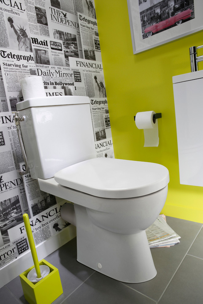 Cette image montre un WC et toilettes minimaliste de taille moyenne avec WC à poser et un mur jaune.