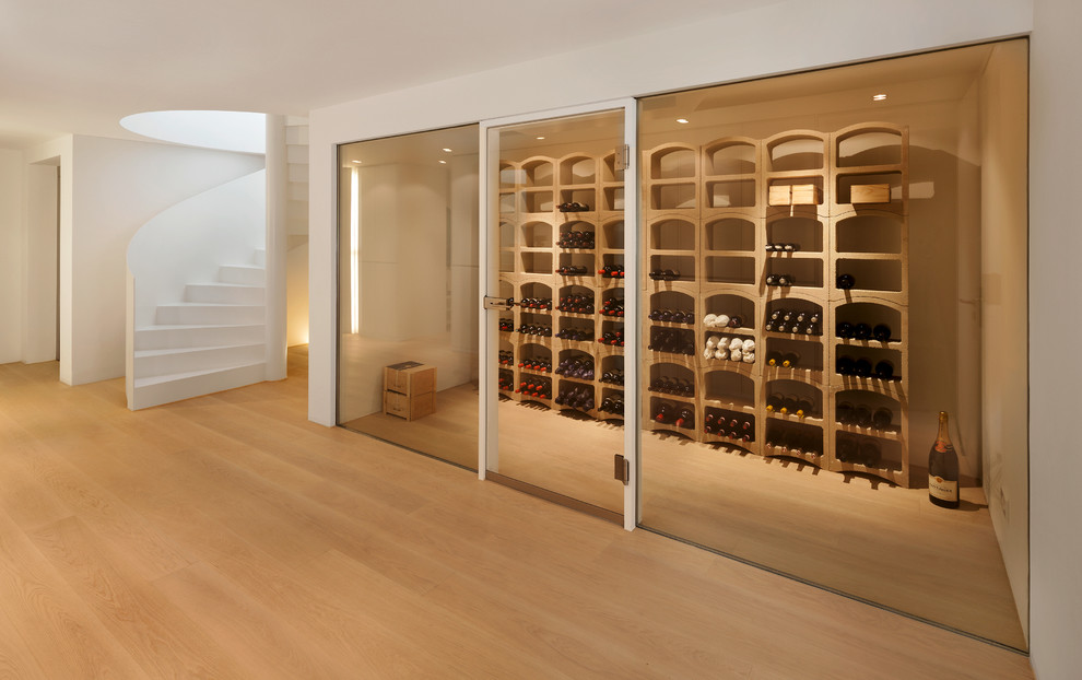 Moderner Weinkeller mit hellem Holzboden in Sonstige