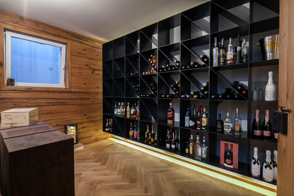 Großer Moderner Weinkeller mit hellem Holzboden, waagerechter Lagerung und braunem Boden in München