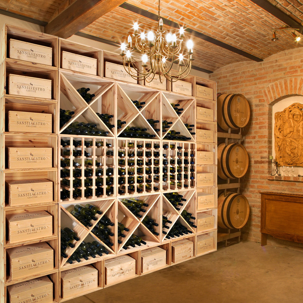 Idéer för en stor klassisk vinkällare, med vinställ med diagonal vinförvaring och betonggolv