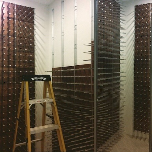 Réalisation d'une très grande cave à vin minimaliste avec des casiers.
