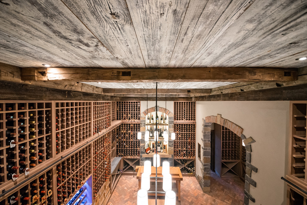 Inspiration för mycket stora rustika vinkällare, med tegelgolv, vinhyllor och rött golv