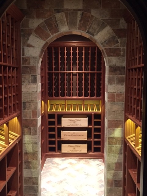 Idées déco pour une cave à vin classique de taille moyenne avec tomettes au sol, un présentoir et un sol marron.