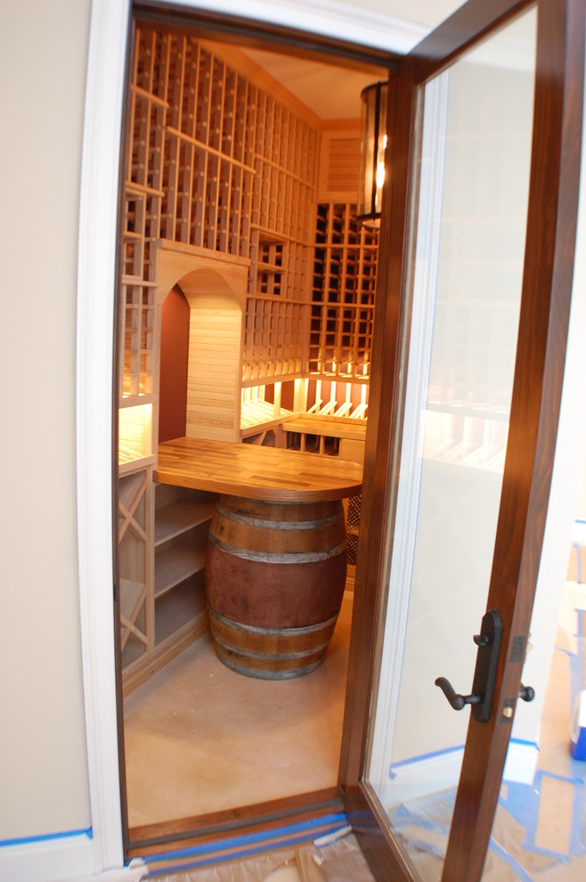 Exemple d'une grande cave à vin chic avec des casiers.