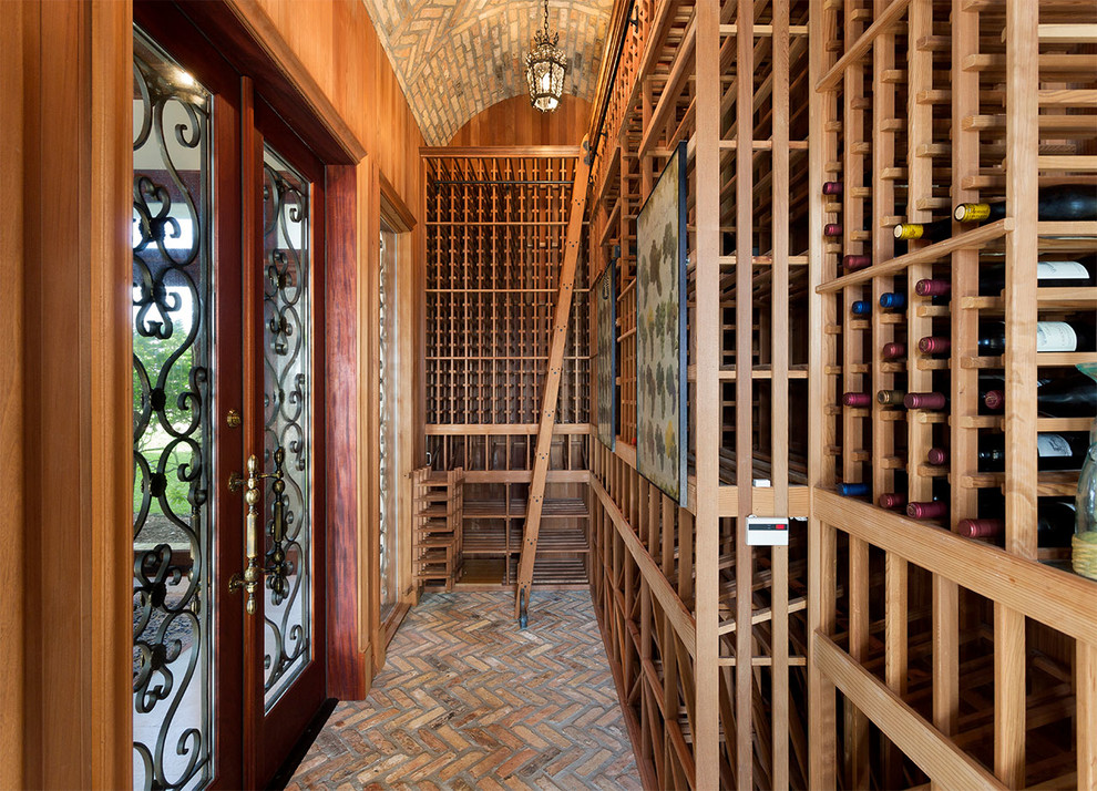 Idéer för att renovera en mellanstor vintage vinkällare, med tegelgolv, vinhyllor och flerfärgat golv