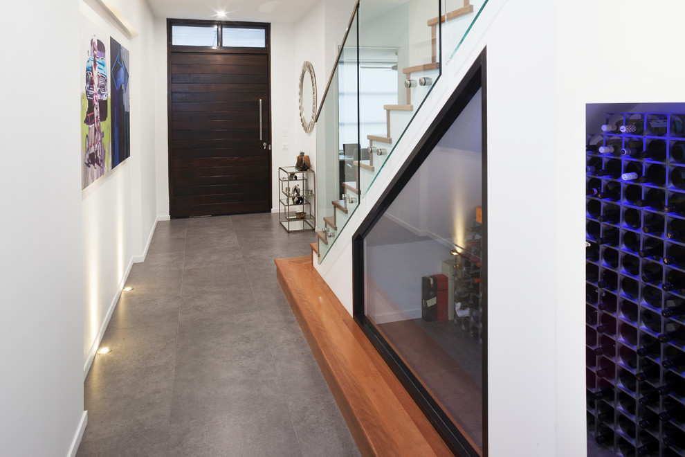 Immagine di una piccola cantina con pavimento con piastrelle in ceramica, rastrelliere portabottiglie e pavimento grigio