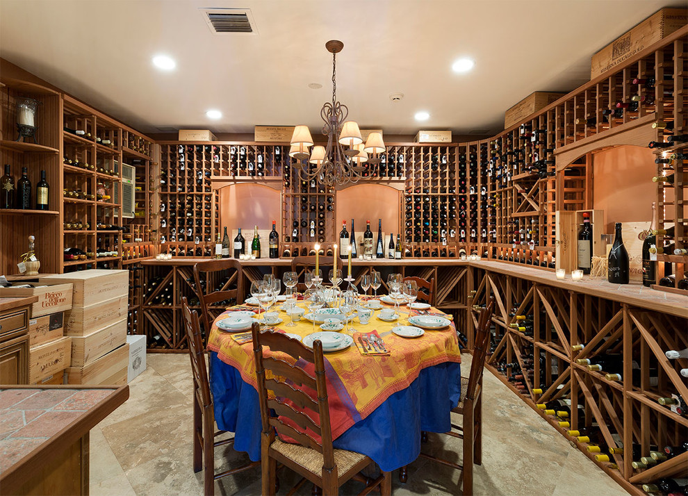 Cette image montre une cave à vin traditionnelle de taille moyenne avec des casiers losange, un sol beige et un sol en carrelage de porcelaine.