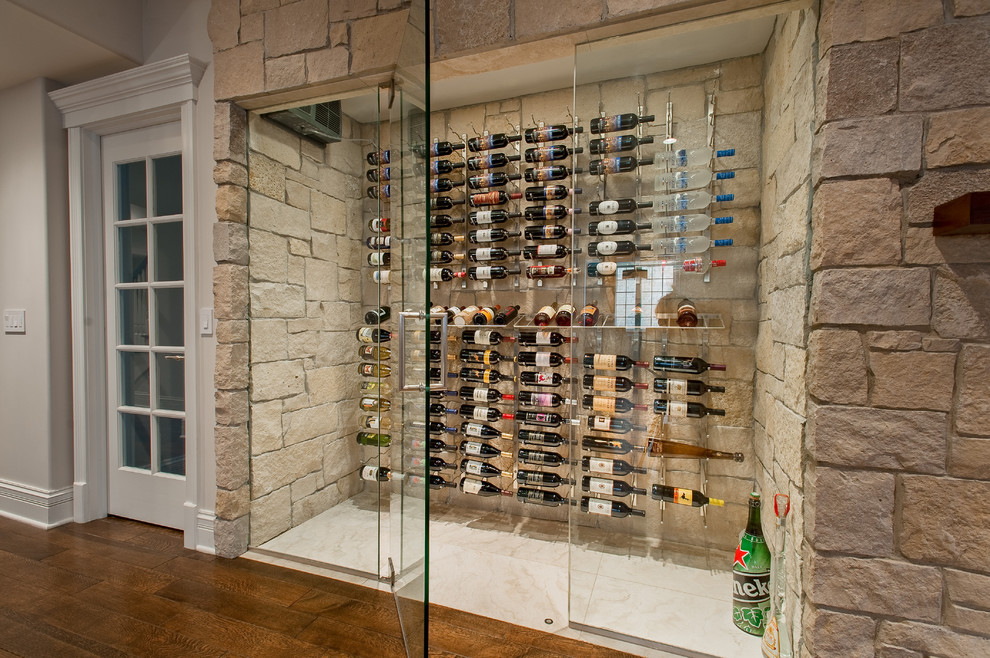 Cette image montre une cave à vin design de taille moyenne avec un sol en calcaire et des casiers.