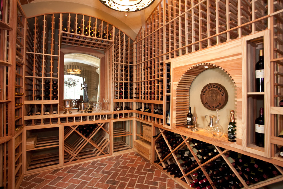 Idée de décoration pour une cave à vin tradition.