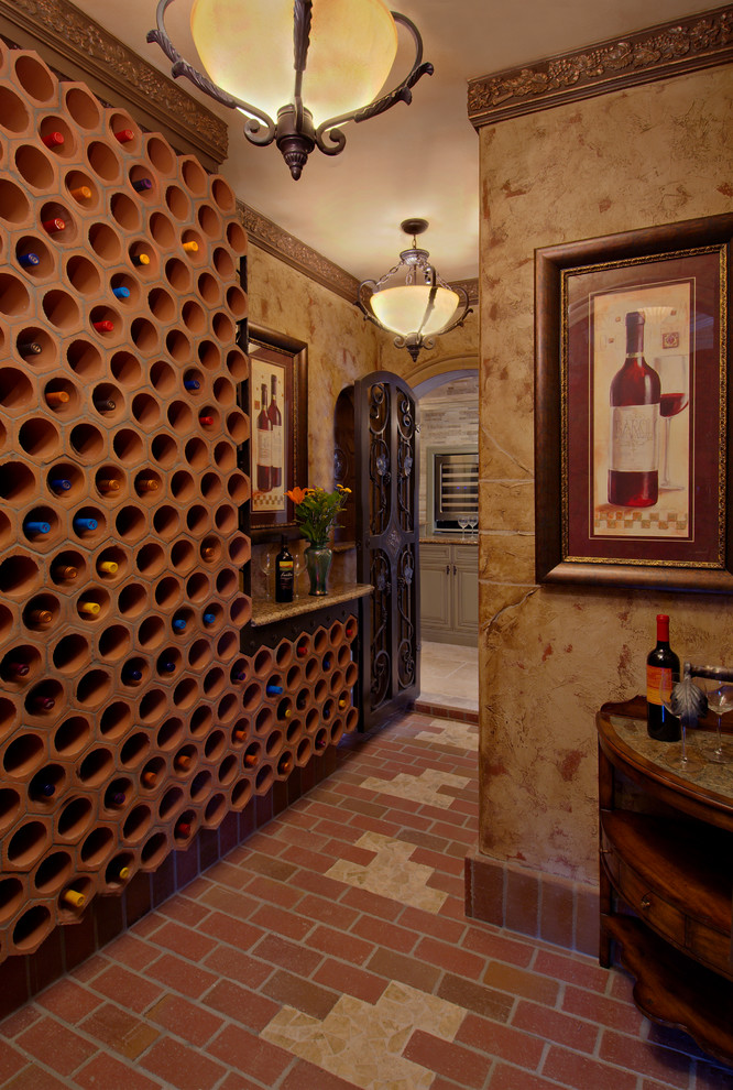 オーランドにある高級な広い地中海スタイルのおしゃれなワインセラー (レンガの床、ワインラック) の写真