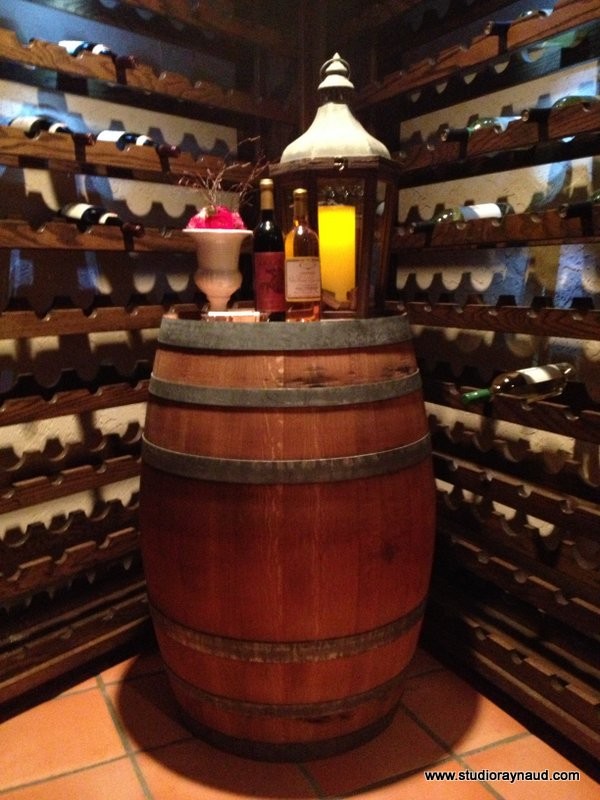 Foto på en stor vintage vinkällare, med vinhyllor