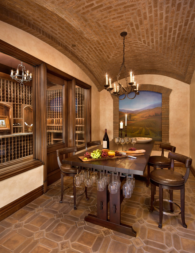 Cette image montre une cave à vin méditerranéenne avec des casiers et un sol marron.