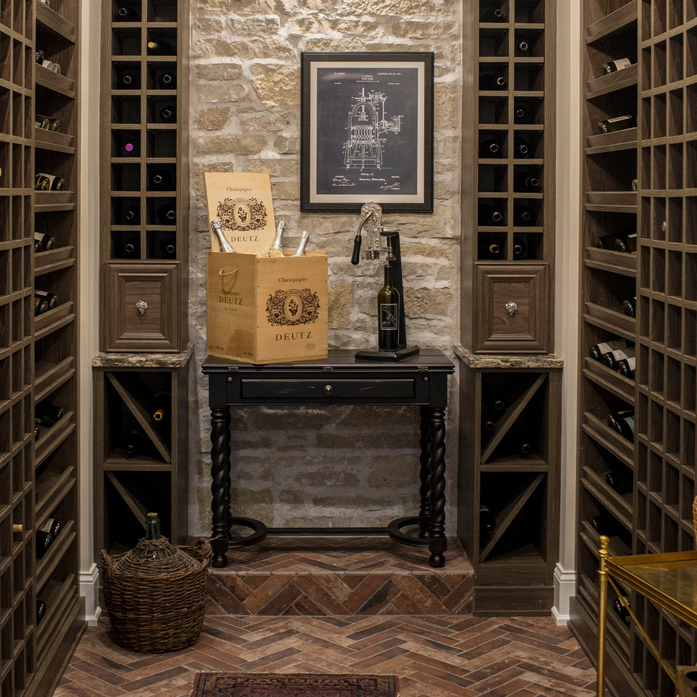 Idée de décoration pour une cave à vin tradition avec des casiers et un sol marron.