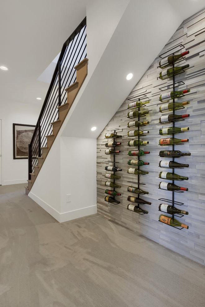 Foto på en 60 tals vinkällare, med heltäckningsmatta, vindisplay och beiget golv