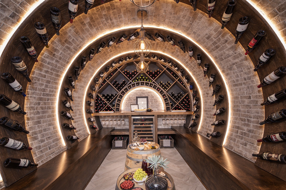 Cette image montre une cave à vin chalet de taille moyenne avec un sol en carrelage de céramique, un présentoir et un sol beige.