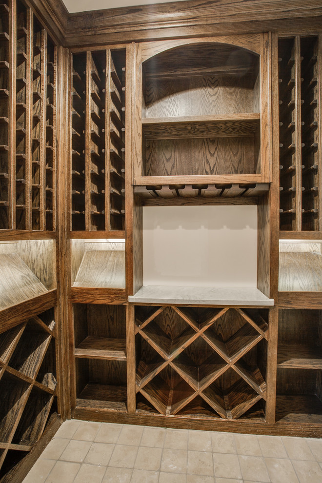 Idée de décoration pour une cave à vin tradition avec un sol en travertin et des casiers.