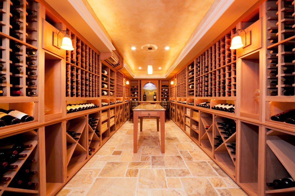 Cette photo montre une grande cave à vin chic avec un sol en marbre et des casiers.