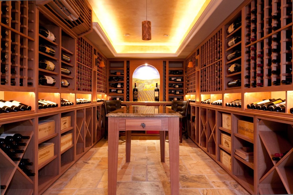 Idée de décoration pour une grande cave à vin tradition avec un sol en marbre et des casiers.