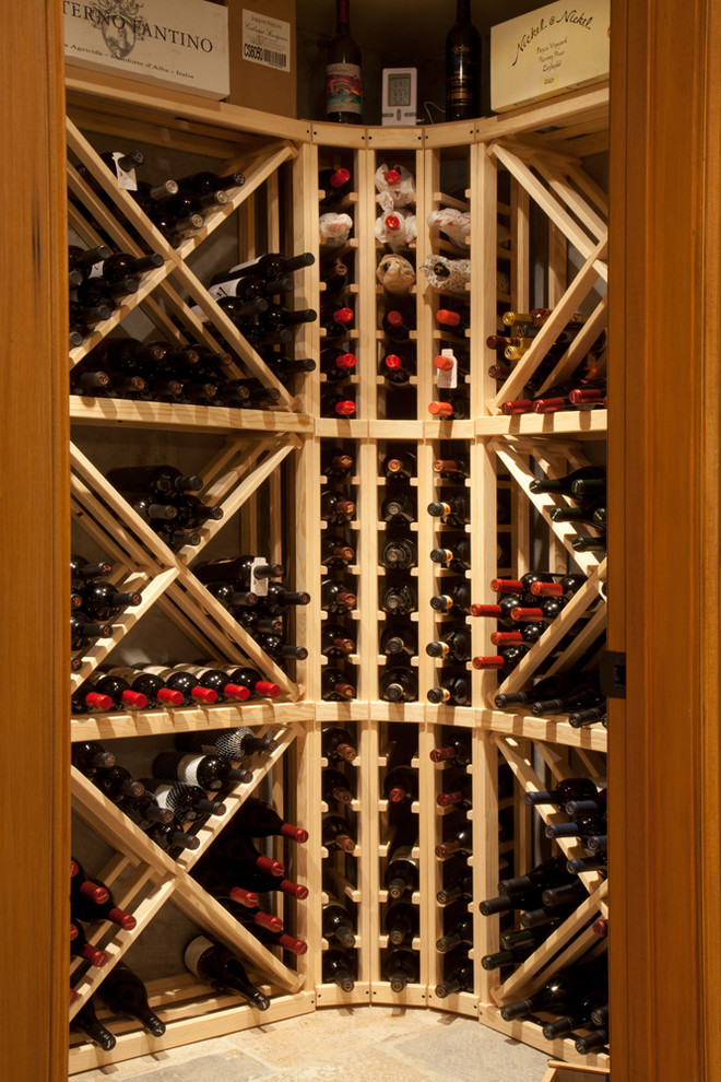 Idées déco pour une petite cave à vin montagne avec des casiers.