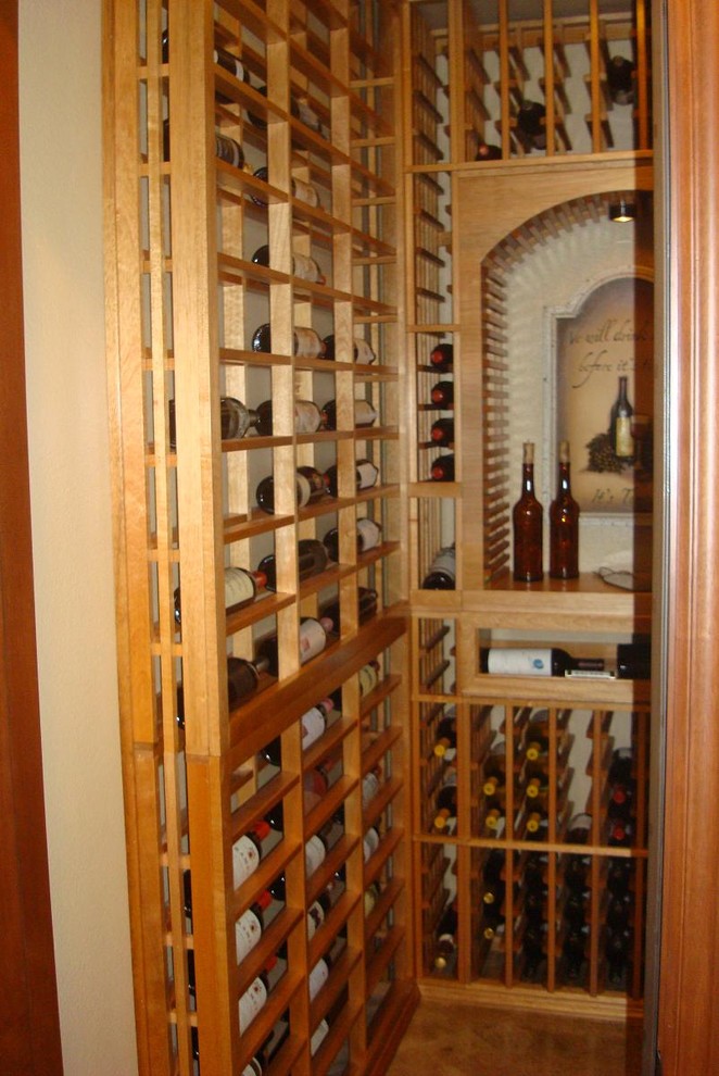 Klassisk inredning av en liten vinkällare, med vinhyllor