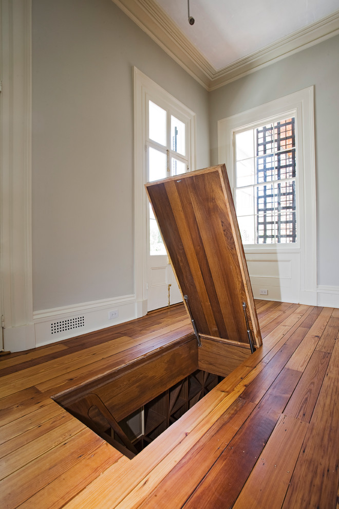 Idee per una cantina classica di medie dimensioni con pavimento in legno massello medio e portabottiglie a scomparti romboidali