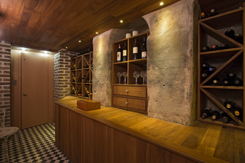 Aménagement d'une cave à vin classique de taille moyenne avec des casiers losange, un sol en marbre et un sol multicolore.