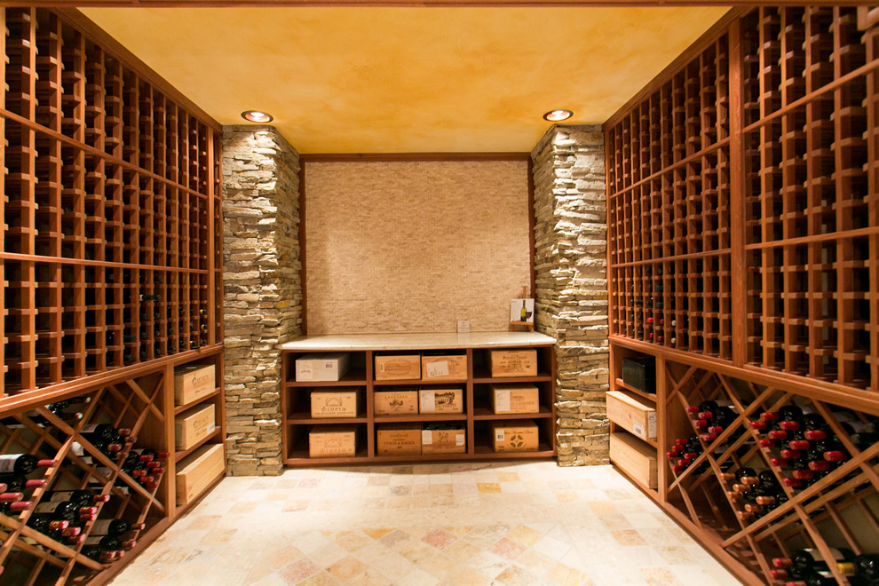Réalisation d'une grande cave à vin tradition avec un sol en marbre et des casiers.