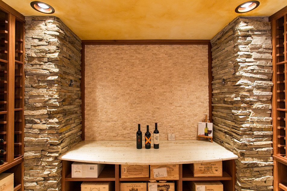Cette photo montre une grande cave à vin chic avec un sol en marbre et un présentoir.