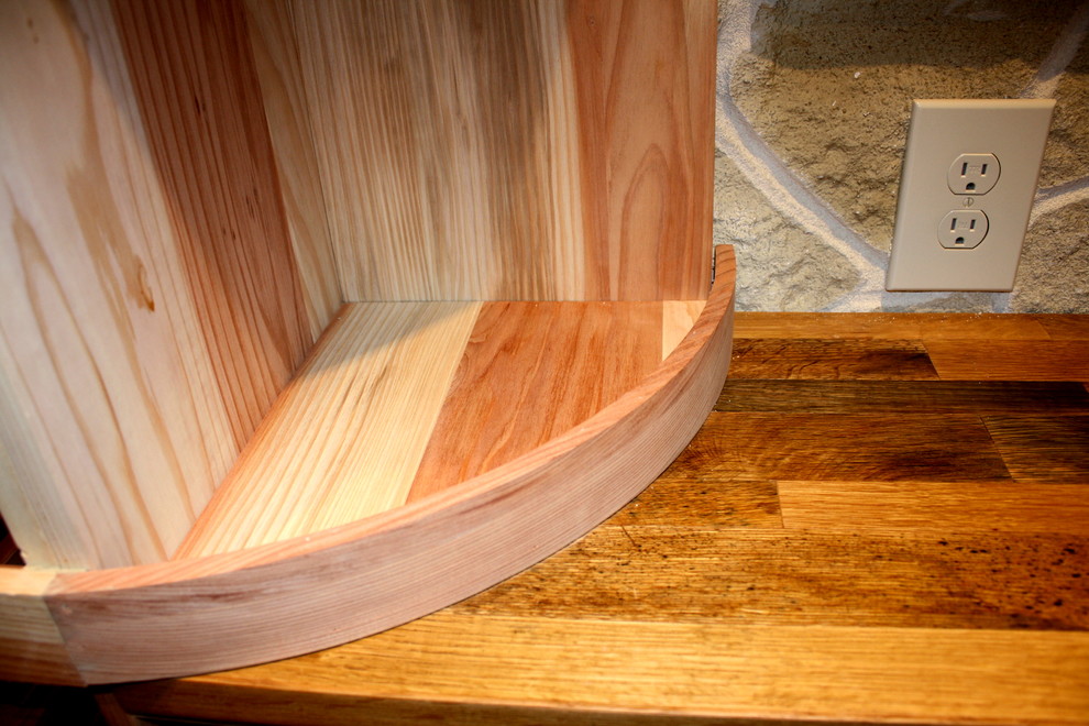 Imagen de bodega tradicional pequeña con suelo de madera en tonos medios