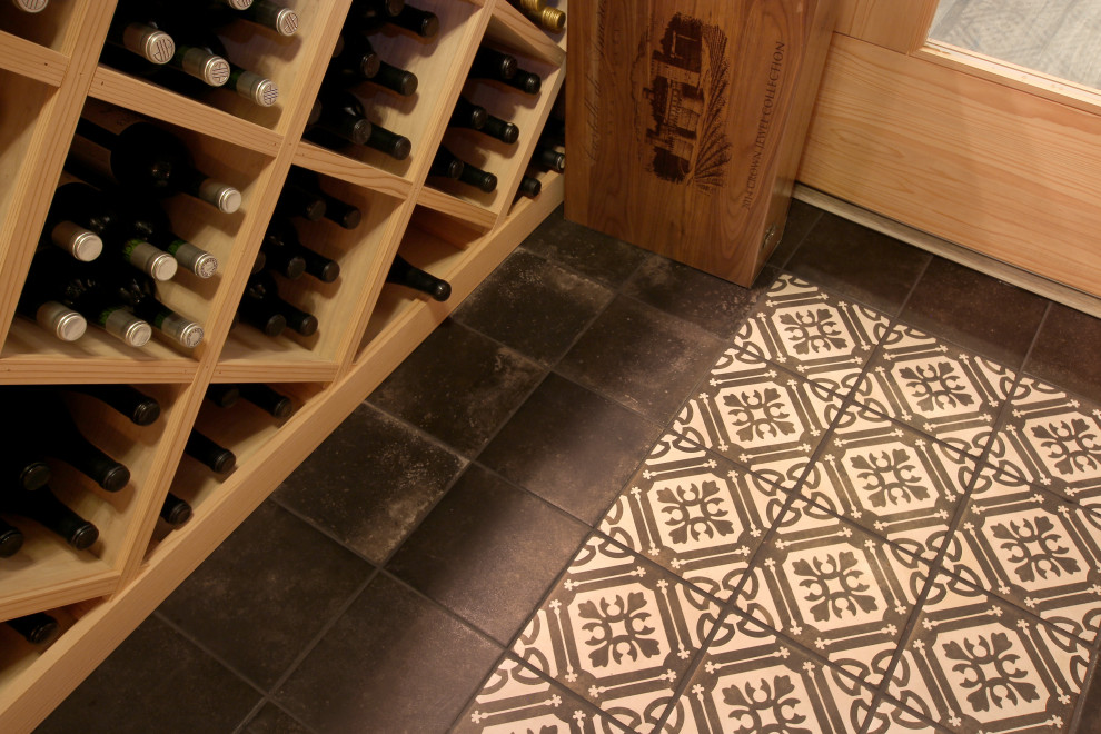 Großer Klassischer Weinkeller mit Porzellan-Bodenfliesen, diagonaler Lagerung und buntem Boden in San Francisco