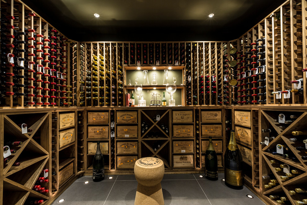Cette image montre une cave à vin traditionnelle de taille moyenne avec un sol en carrelage de céramique et des casiers.