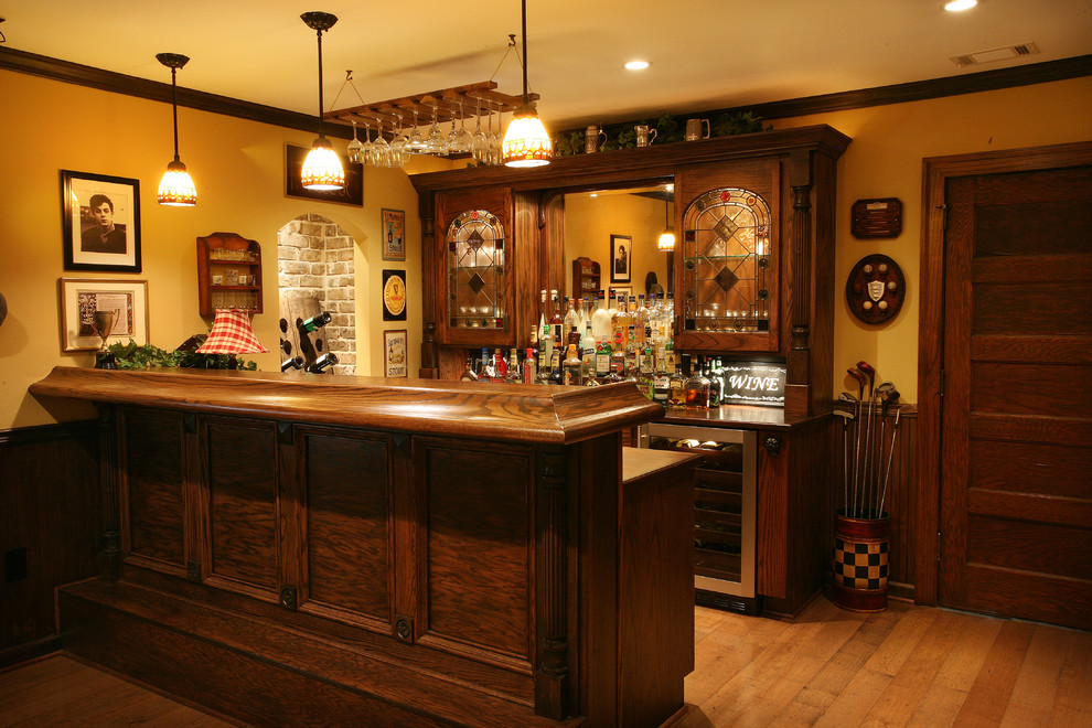 Cette image montre un bar de salon traditionnel.