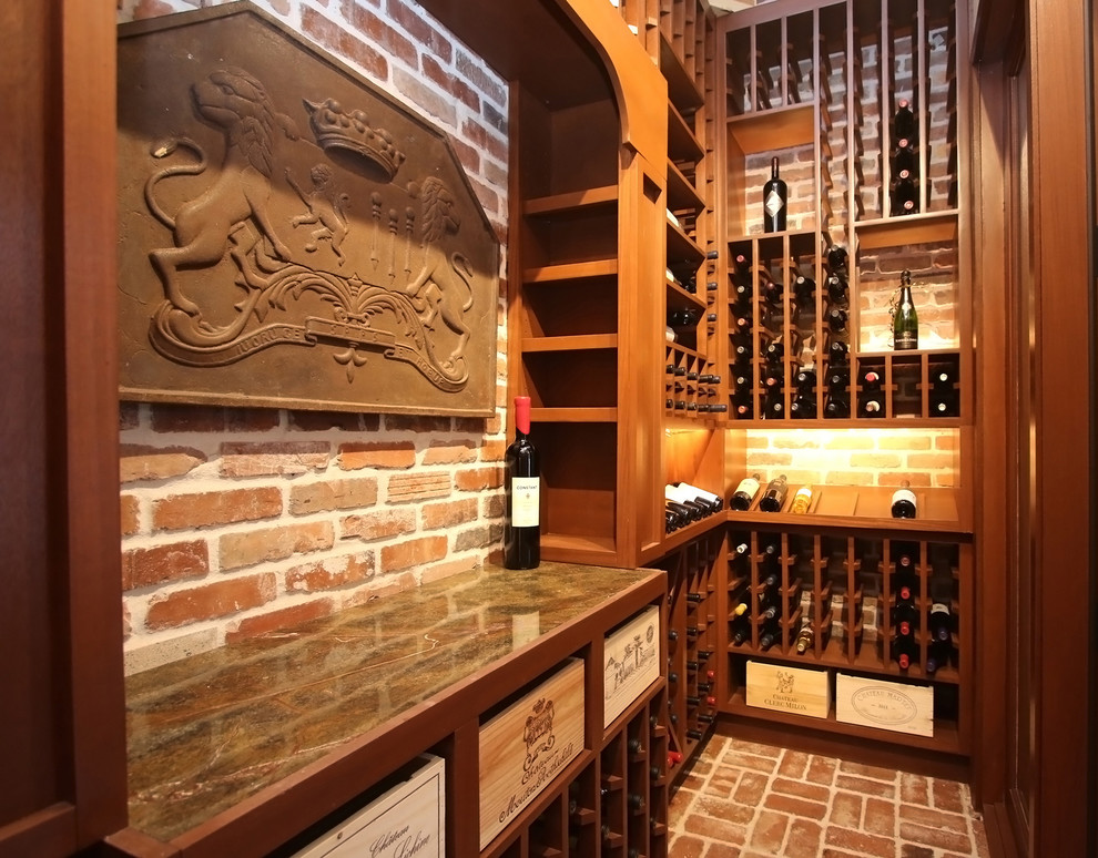 Exemple d'une cave à vin chic de taille moyenne avec un sol en brique, un présentoir et un sol rouge.