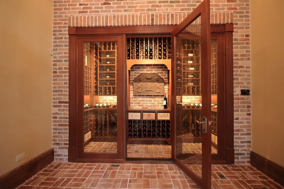 Идея дизайна: винный погреб среднего размера в классическом стиле с кирпичным полом, витринами и красным полом