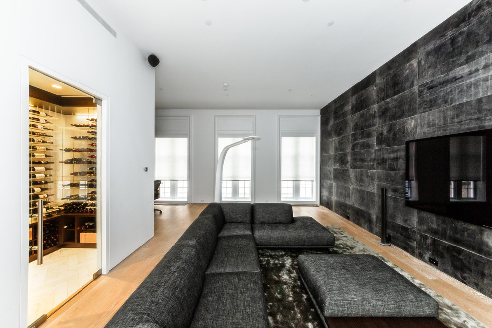 Foto di una cantina moderna di medie dimensioni con pavimento in marmo, portabottiglie a vista e pavimento bianco