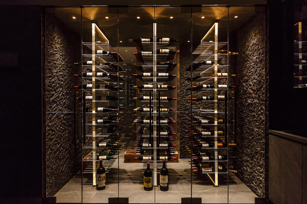 Großer Moderner Weinkeller mit Porzellan-Bodenfliesen, grauem Boden und Kammern in New York