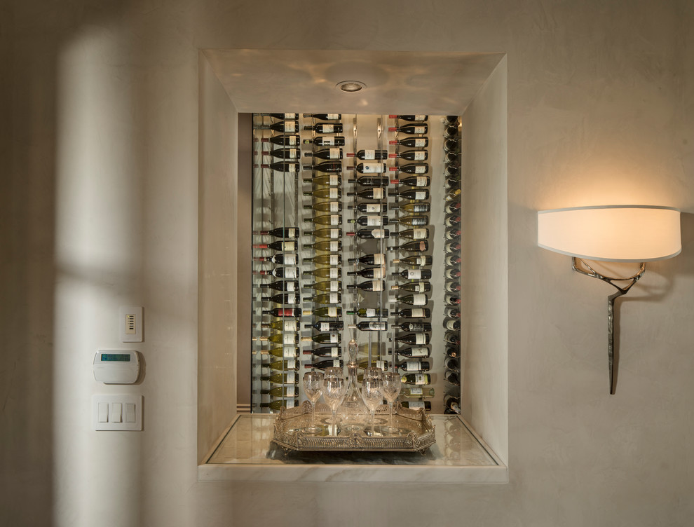 Cette photo montre une cave à vin tendance de taille moyenne avec un sol en contreplaqué, un présentoir et un sol marron.