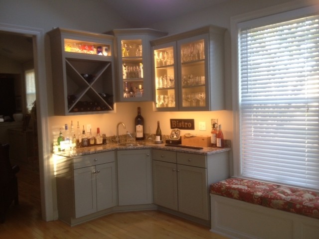 Example of a classic home bar design in New Orleans