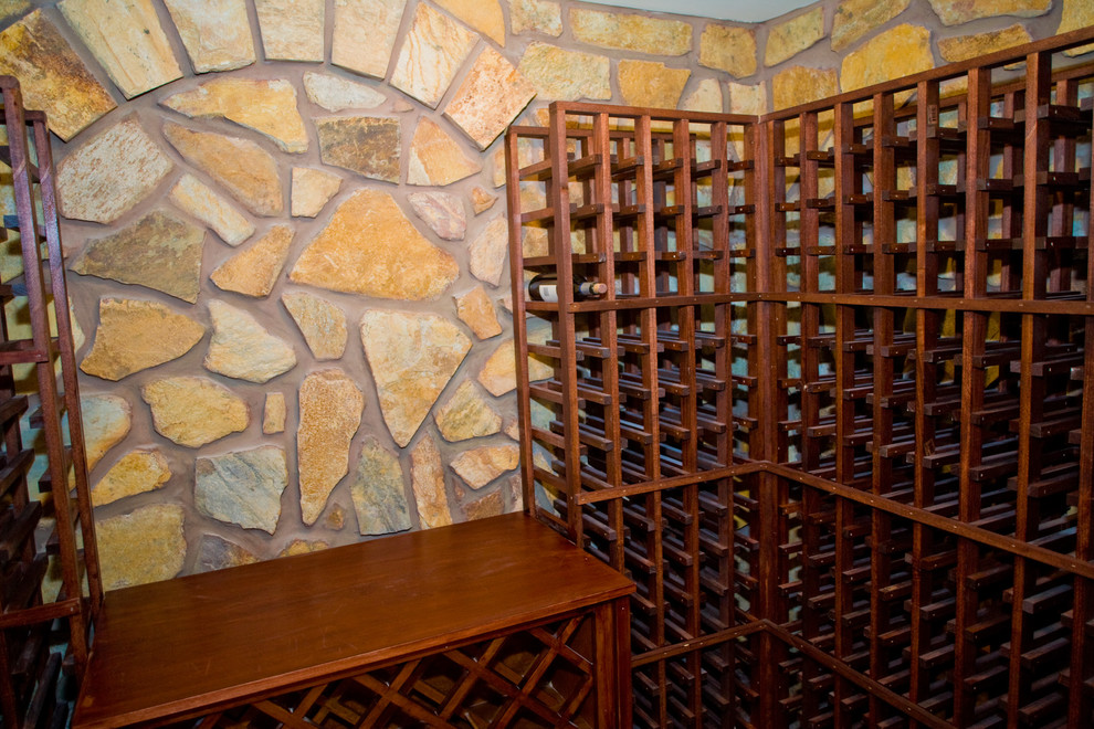 Idée de décoration pour une grande cave à vin avec des casiers.