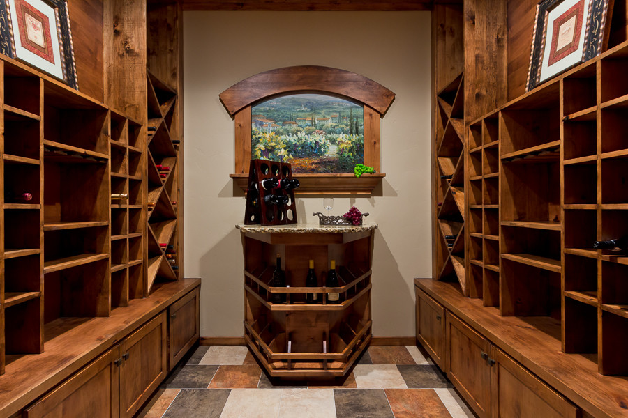 Cette photo montre une petite cave à vin craftsman avec un sol en carrelage de céramique et des casiers losange.