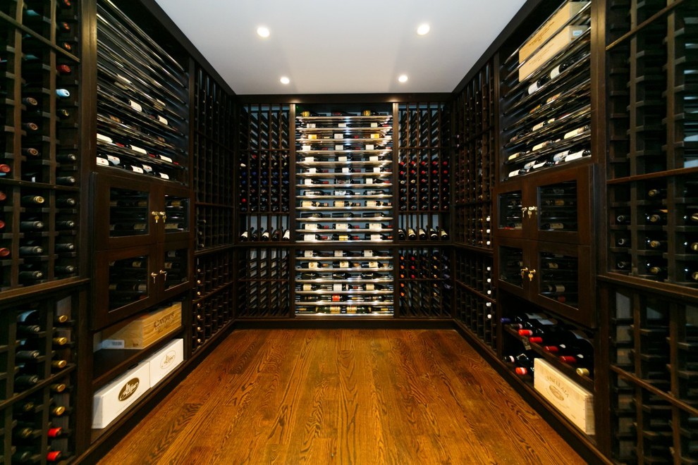 Mittelgroßer Moderner Weinkeller mit braunem Holzboden und waagerechter Lagerung in New York