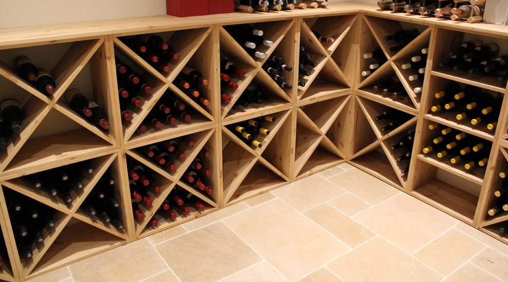Exemple d'une cave à vin tendance de taille moyenne avec des casiers losange, un sol en carrelage de porcelaine et un sol beige.