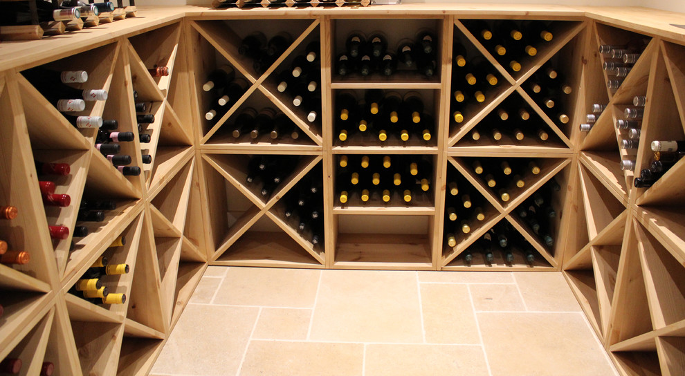 Aménagement d'une cave à vin contemporaine de taille moyenne avec des casiers losange, un sol en carrelage de porcelaine et un sol beige.