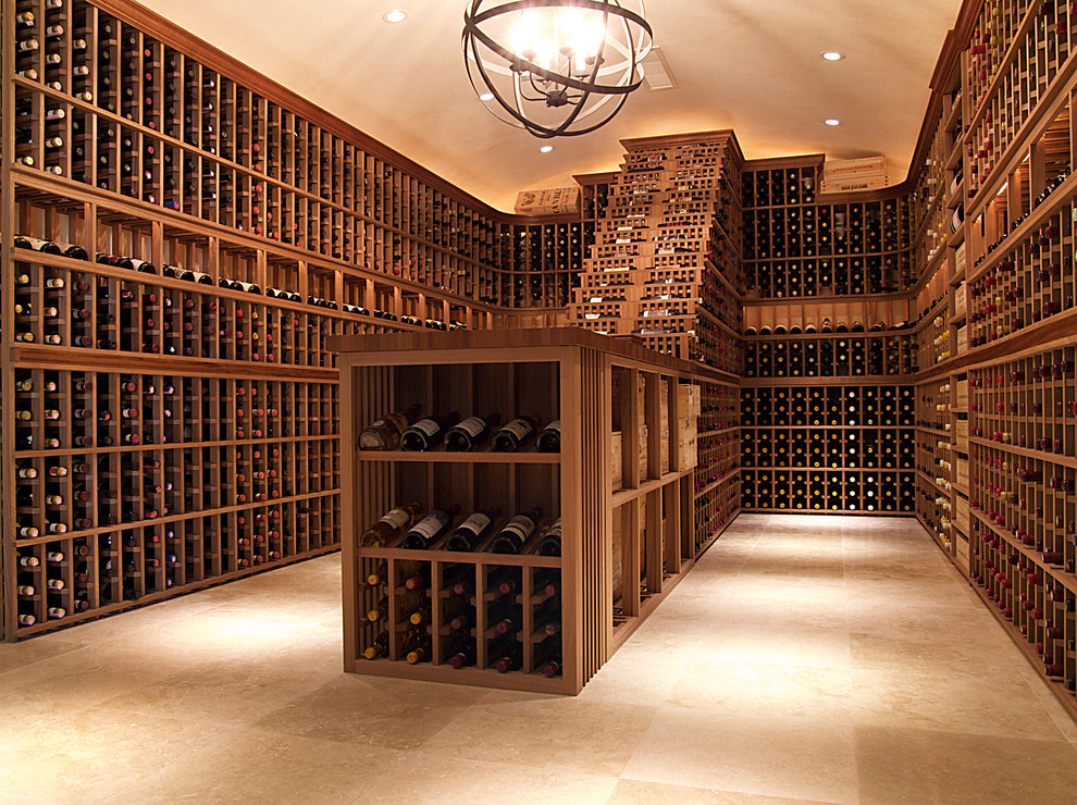 Idée de décoration pour une cave à vin craftsman avec des casiers et un sol beige.
