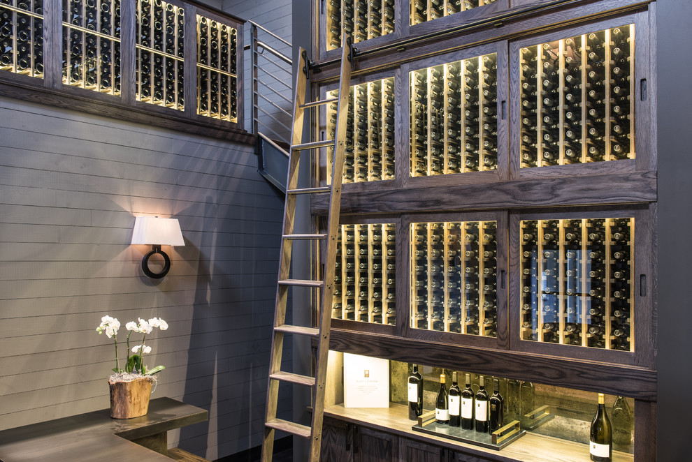 Réalisation d'une cave à vin design de taille moyenne avec des casiers.