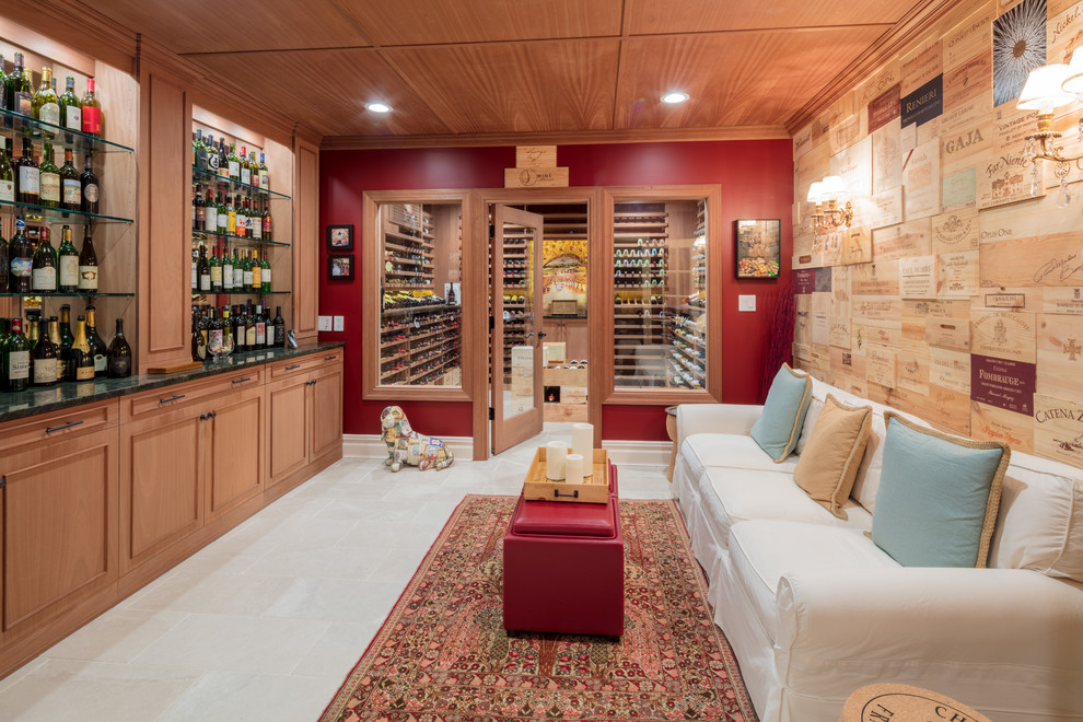 Großer Klassischer Weinkeller mit Kalkstein, beigem Boden und Kammern in New York