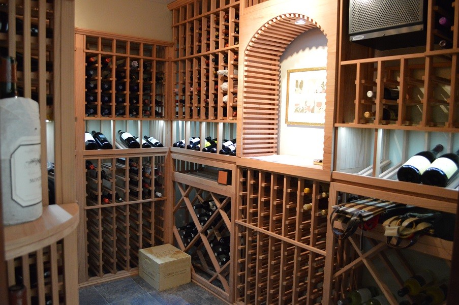 Aménagement d'une petite cave à vin classique avec des casiers.