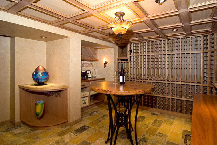 Exemple d'une cave à vin éclectique.