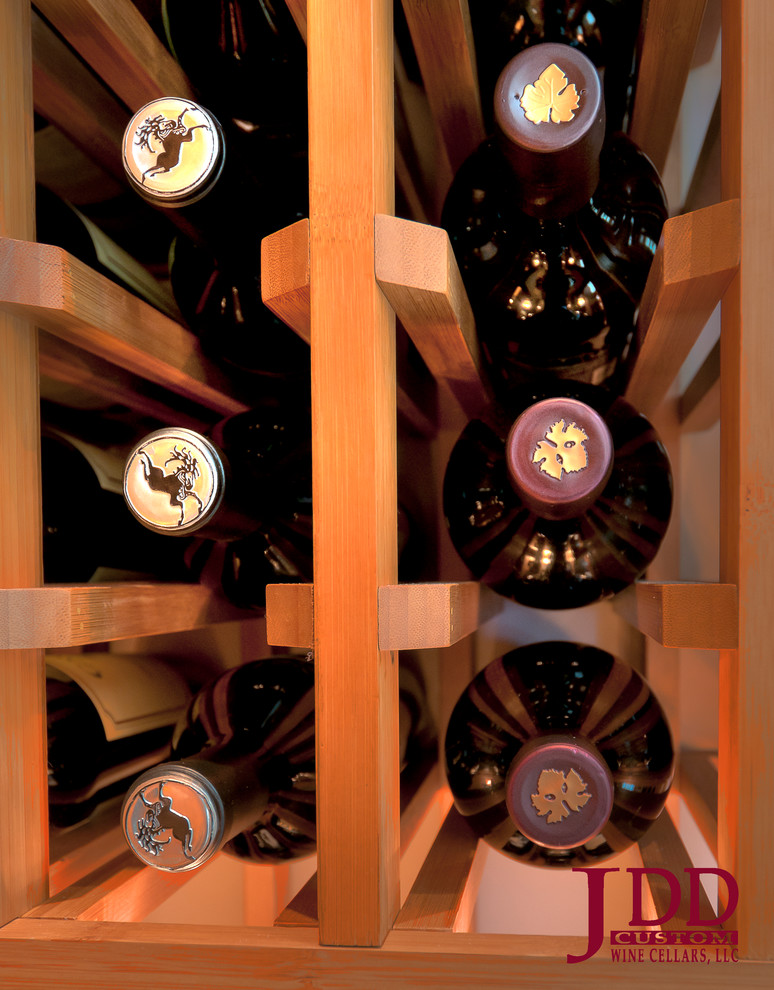 Cette image montre une cave à vin minimaliste de taille moyenne avec un sol en travertin et des casiers.
